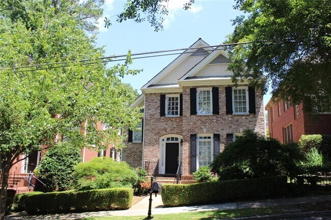 Building Photo - 704 Longleaf Dr NE