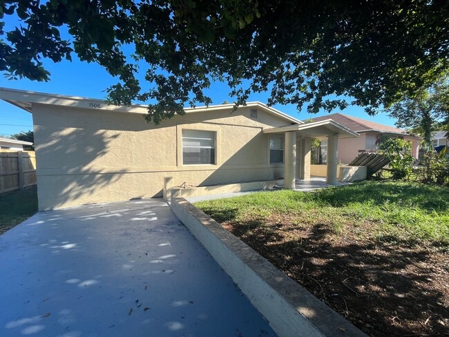 Building Photo - 4/2 Home for rent, all tile floors, central ac.