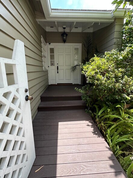 main entrance - 1127 Virginia Way