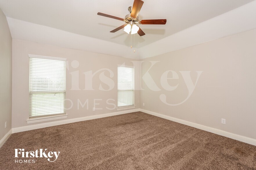 Building Photo - 4413 Lakeview Dr