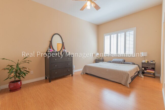 Building Photo - Stunning 2 Bedroom Townhouse in a Peaceful Neighborhood