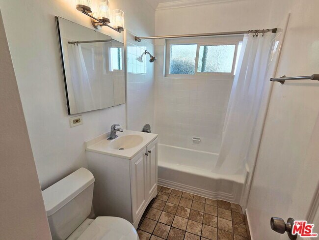 Building Photo - 1438 S Barrington Ave