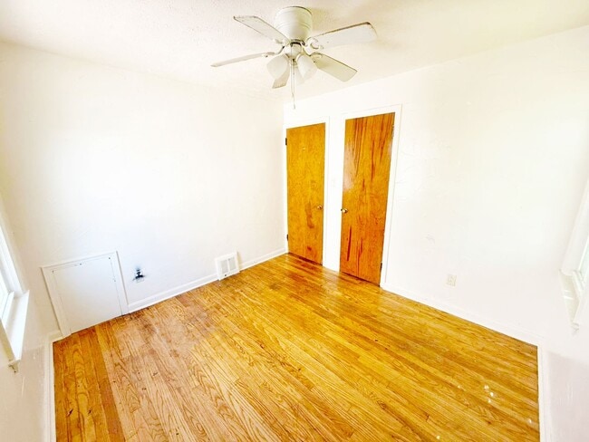 Building Photo - 3 BED 1 BATH BEAUTIFUL SINGLE FAMILY HOME ...