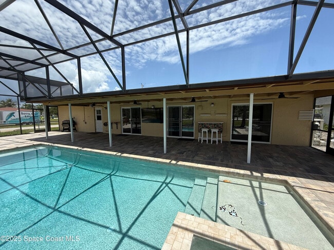 Building Photo - 325 Trinidad Dr