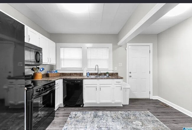 Building Photo - Newly 2 Bedroom Remolded Home/ Area