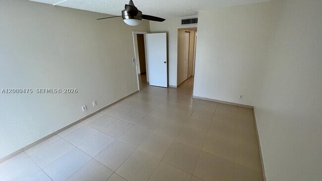 Building Photo - 20500 W Country Club Dr
