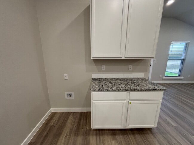 Building Photo - 4/2 Available July in Bell farms!!