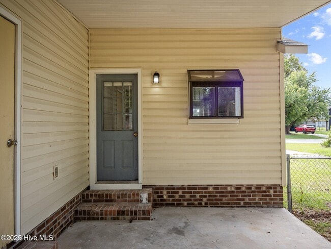Building Photo - 323 W Frances St