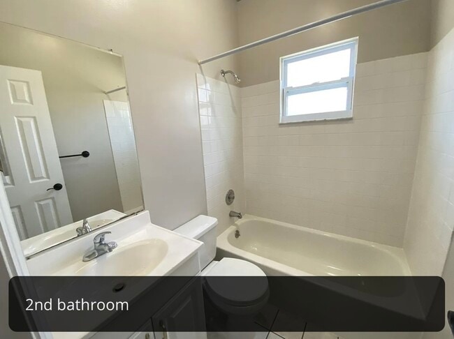 Building Photo - 865 13th Ave N