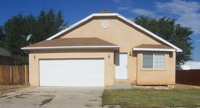 Building Photo - 3 Bedroom 2 bath with Garage