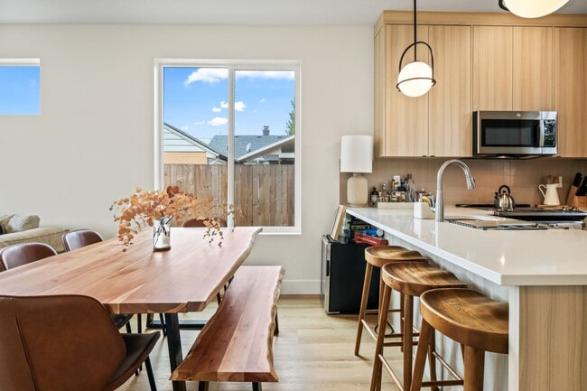 Building Photo - 6417 N Greenley Ave #4