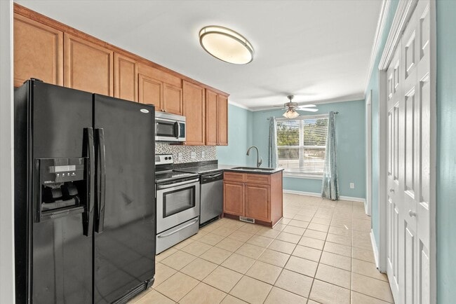 Building Photo - Inviting 3-bedroom, 1.5-bath home in the h...