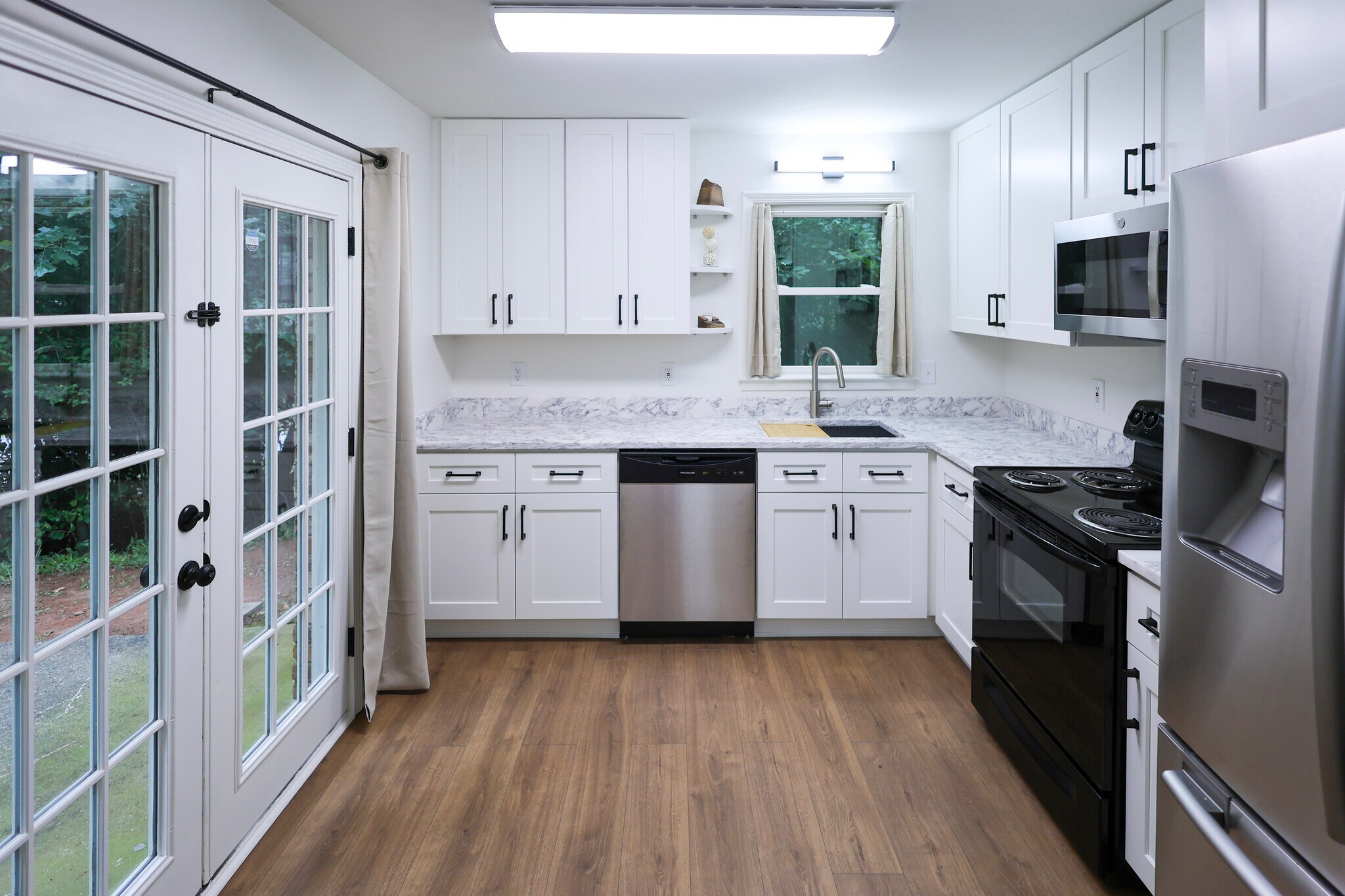 LIGHT & BRIGHT! - 1685 Bald Ridge Marina Rd