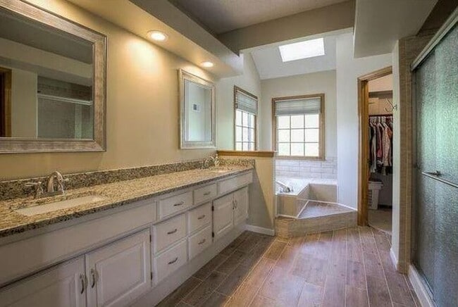 Building Photo - Beautiful 4 Bedroom in Blue Valley Schools