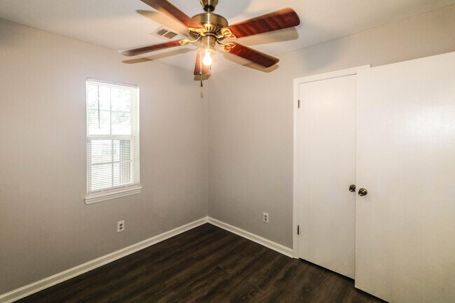 Building Photo - 913 N Willowick Dr