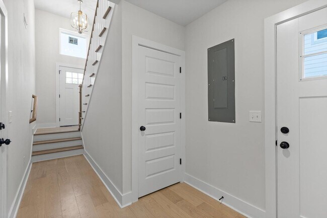 Building Photo - 638 Ladd Ave