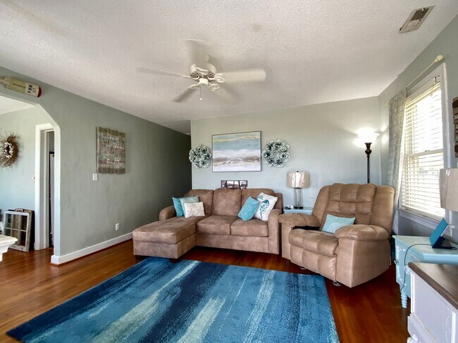 Building Photo - BayFront Beach Cottage