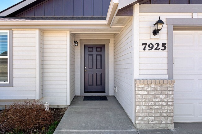 Building Photo - Great Nampa Rental with 3 car garage