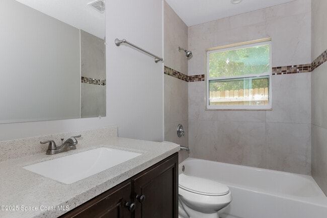 Building Photo - 3299 SE Garden St