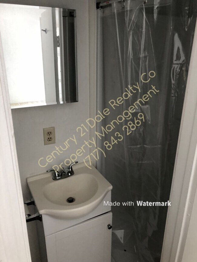 Building Photo - 1 Bedroom Efficiency Apartment All Utilities Included