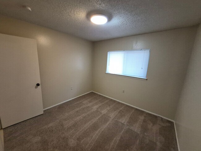 Building Photo - 120 Friendswood Path