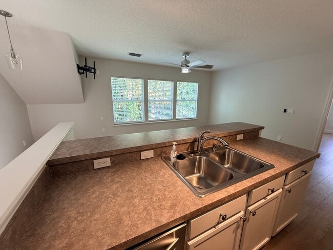 Building Photo - 1005 Kestrel Ct