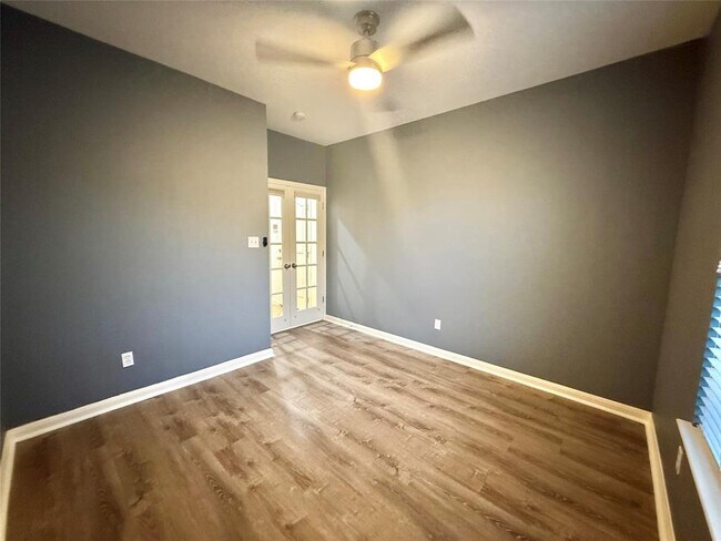 Building Photo - 904 Annadale Dr
