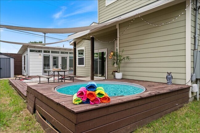 Building Photo - 6301 Santos St