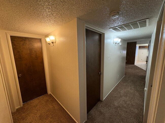 Building Photo - SW Visalia Home Available Now!