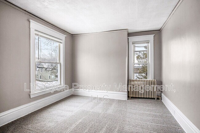 Building Photo - 247 Sweet St NE