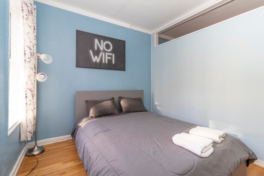 Building Photo - 340 E 80th St