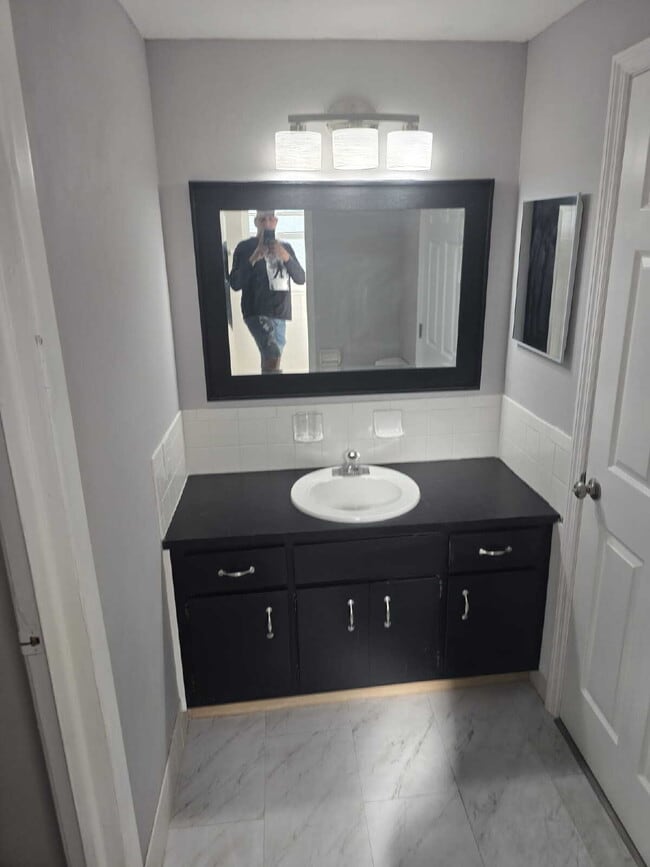Building Photo - Beautiful remodeled Studio/efficiency room...