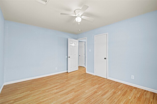 Building Photo - 8921 Oak Knoll Ln