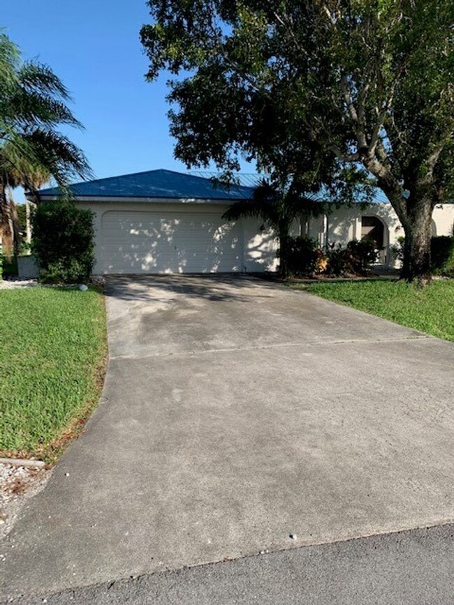 Primary Photo - Big, Bright, Beautiful Pool Home on Water ...