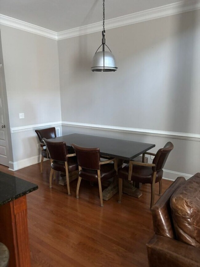 Building Photo - Available Now Fully Furnished Town Home in Hammonds Ferry!