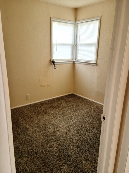 bedroom - 433 S 9th Ave