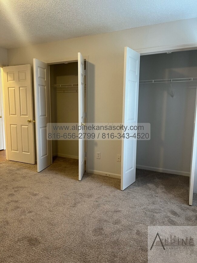 Building Photo - Spacious Gladstone Duplex, Croner Lot, 2 Car Garage!