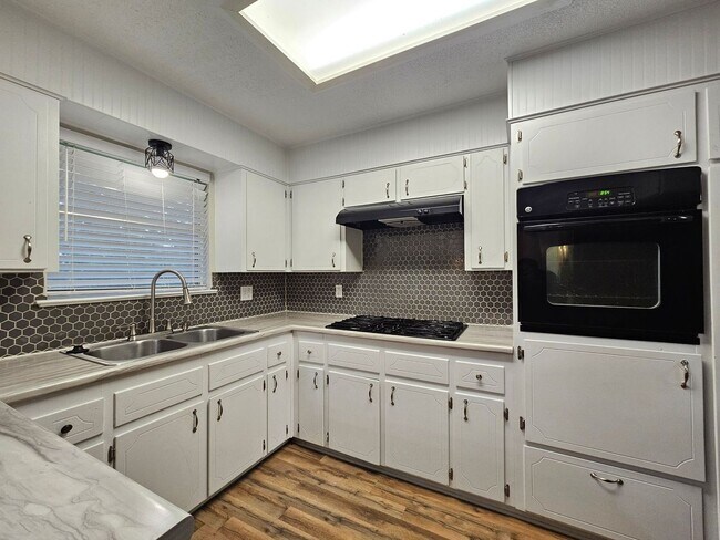 Building Photo - RENT REDUCTION & AVAILABLE FOR MOVE-IN!