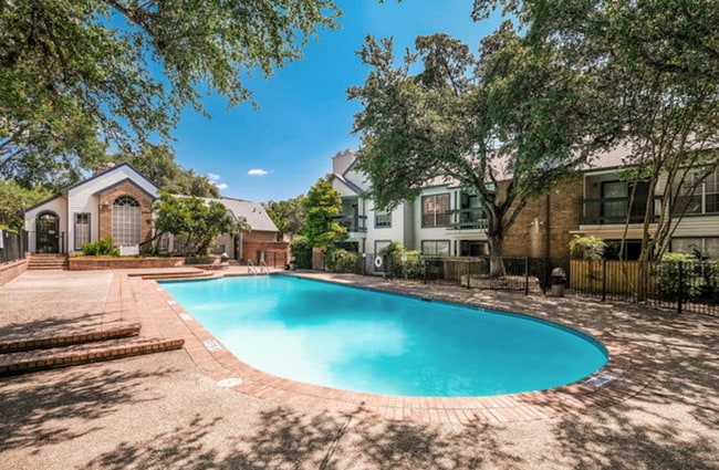 Building Photo - Great location off Blanco near Wurzbach and West Ave | 2 Bedroom | 2 Bath | Top Floor