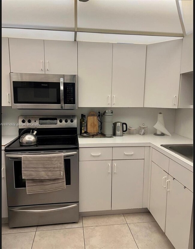 Building Photo - 3725 S Ocean Dr