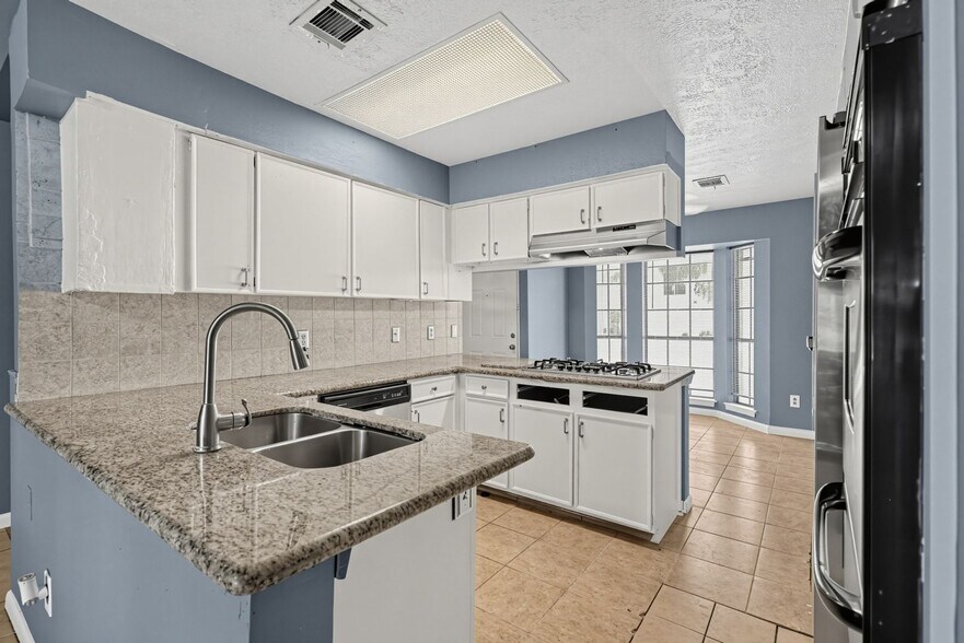 Building Photo - 1901 Fairfield Ct N