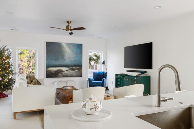 Building Photo - 508 E Huron Ave