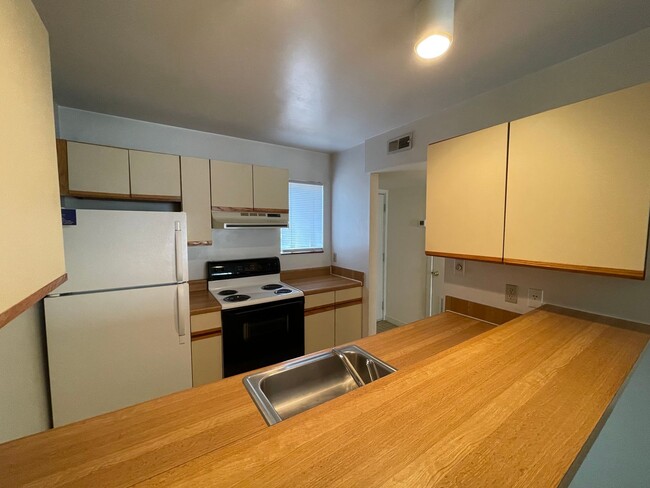 Building Photo - 1 Bedroom Apartment on Linden Ave