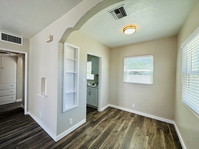 Building Photo - Modern Renovated 1 Bedroom Cottage with W/...