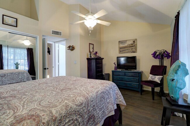 Building Photo - Updated 2 Bed/2.5 Bath Townhome in Great W...