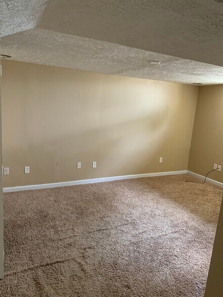 Building Photo - 308 Village Dr