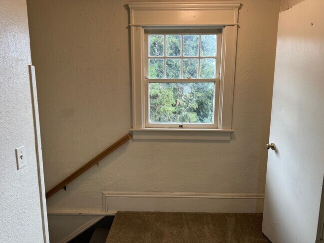 Building Photo - Large 4 bedroom, 1.5 bathroom farm house on River Rd!