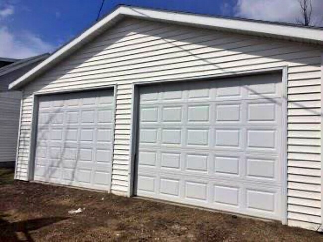 Building Photo - 551 Milkyway St S