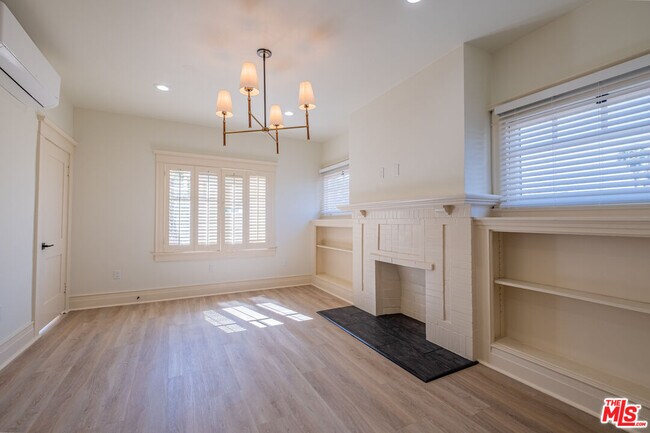 Building Photo - 216 N Catalina Ave