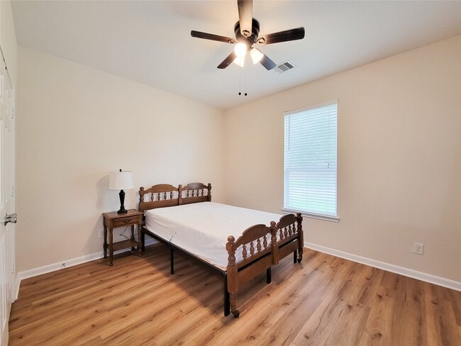 Building Photo - 1610 Pointe Leone